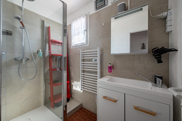 Bathroom 3, Le Tau, Bouches-du-Rhône