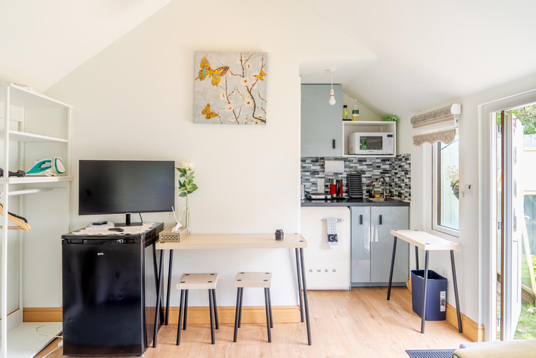 Others 4, Charming Private Guest House, London