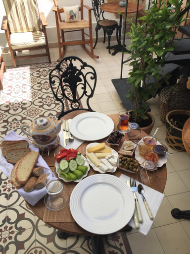 Food & Drinks, pedieos guest house