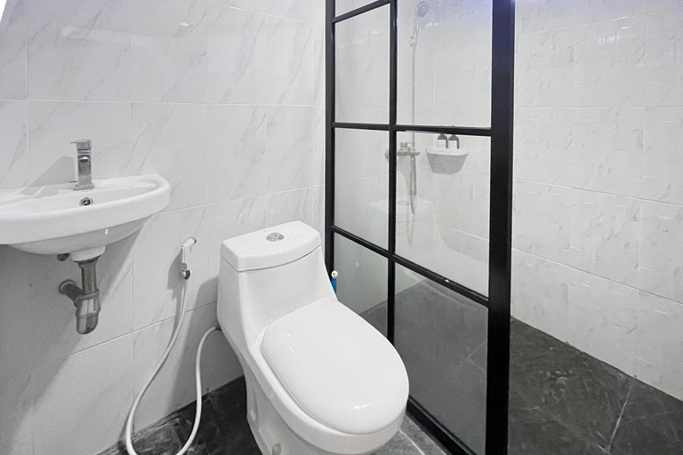Bathroom 5, Niti Stay Syariah near Stasiun Wates RedPartner, Kulon Progo
