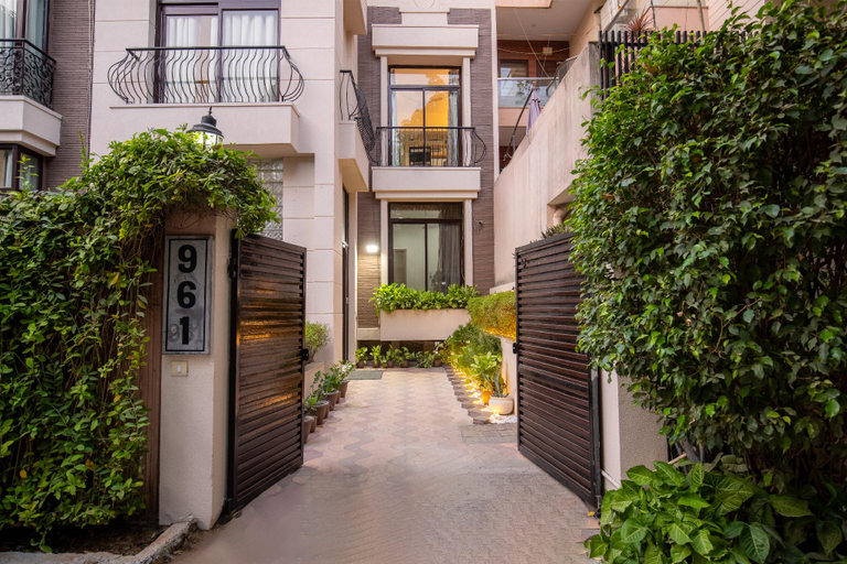 Exterior & Views