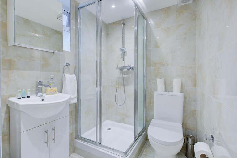 Bathroom 5, Twin Tower Hotel, London