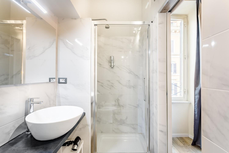 Shower 5, Nicole Suite, Rome
