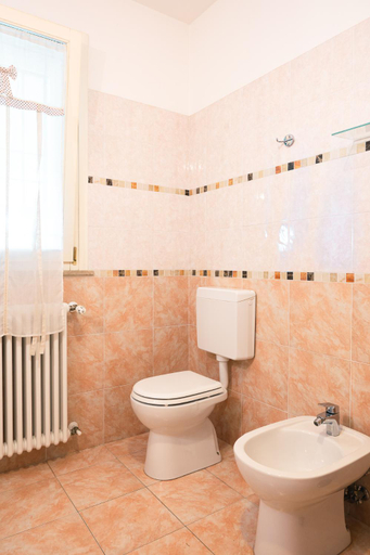 Bathroom 3, Borgo Tarapino, Ferrara