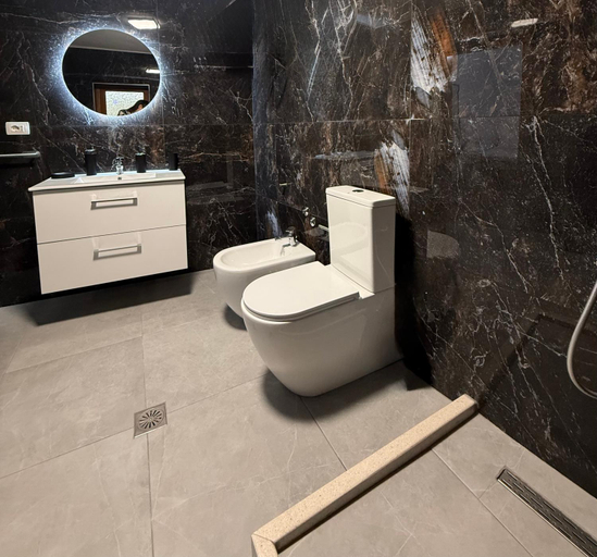 Bathroom 2, The Stone Arch Inn, Gjirokastrës