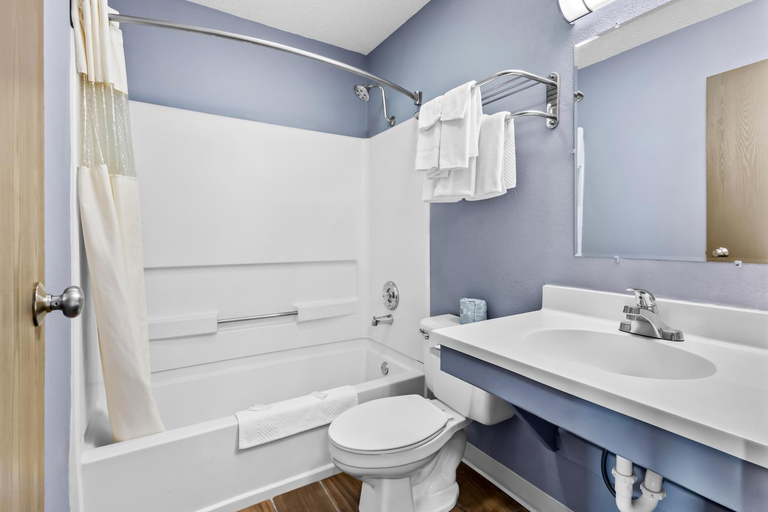 Bathroom 4, Motel 6 North Sioux City, SD – I-29 North, Union