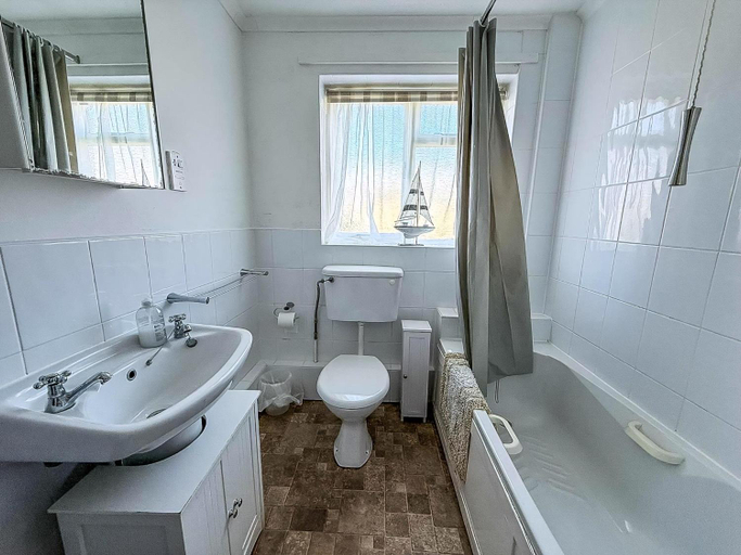 Bathroom 3, 8 Berth Chalet To Hire In Hemsby Near Hemsby Beach Ref 18117B, Norfolk