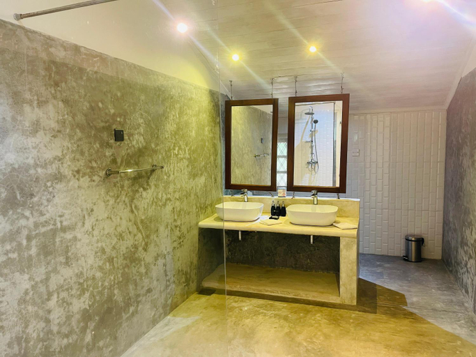 Bathroom 4, Herondale Estate Bunglow, Pasbage Korale