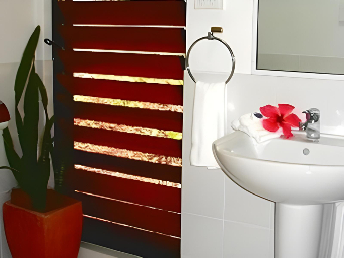 Bathroom, Mission Beach Shores Chalets, Cardwell