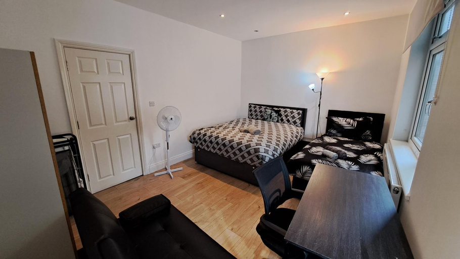 Bedroom 2, Comfy Fenia Stay, London