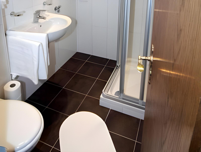 Bathroom 5, Apart-Hotel Kastanienhof, Donnersbergkreis