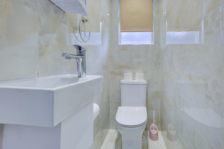 Bathroom 2, Park Tower Hotel, London