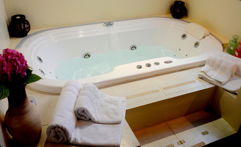 Bathroom, Las Ardillas Cabanas y Suites, Punilla