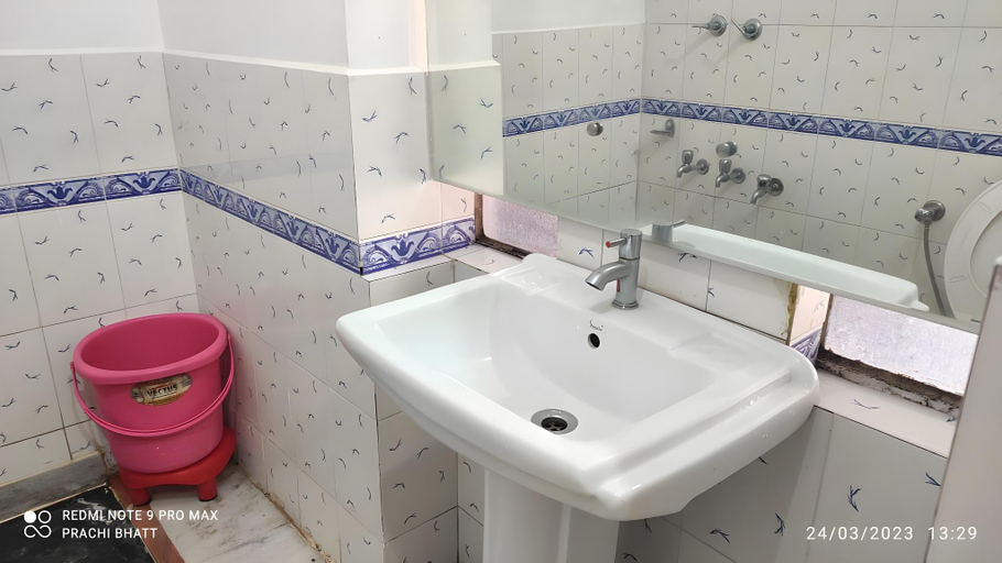 Bathroom 4, Hotel Himshikhar, Pithoragarh