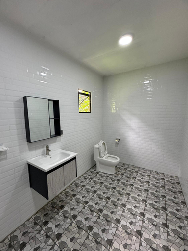 Bathroom 3, Mulu Benarat Lodge, Marudi