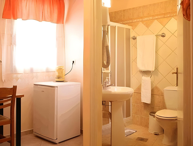Bathroom 2, Avra Milos, South Aegean