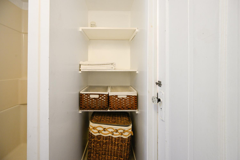 Others 3, Charming Basement Suite with Private Entrance Near Subway, Koreatown & UofT, Toronto