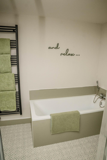 Bathroom 3, The Queen's Head, North Yorkshire