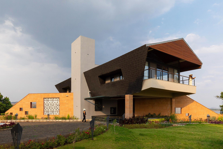 Exterior & Views