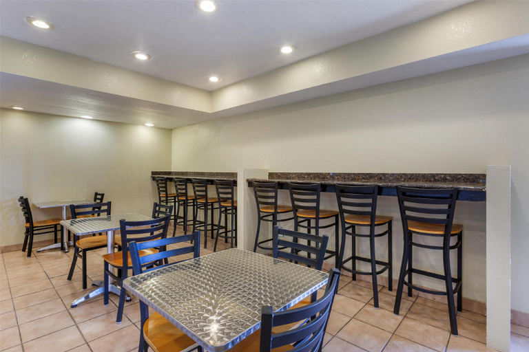 Food & Drinks 5, SureStay by Best Western Chambers Petrified Forest, Apache