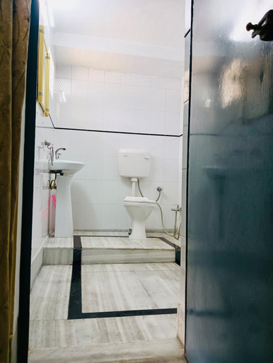 Bathroom 5, Kashi Stay with GlobeGliders, Varanasi