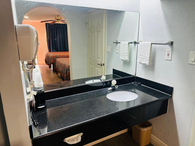 Bathroom 4, WESTERN INN, Brazoria
