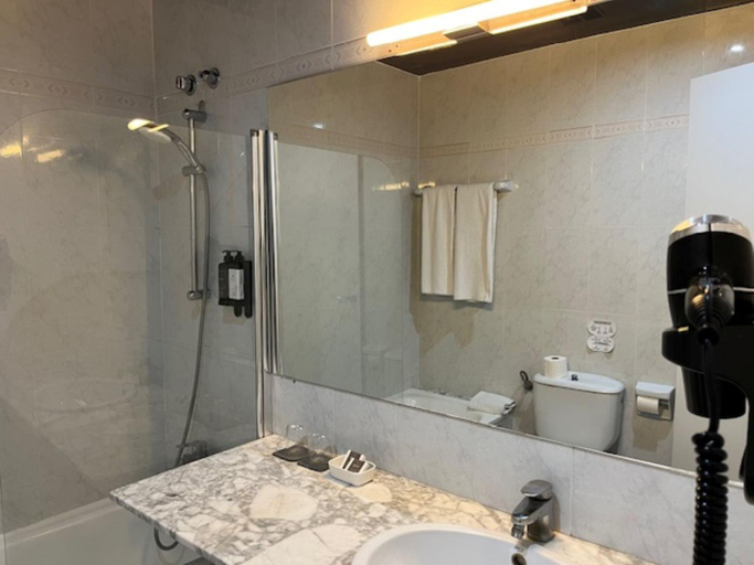 Bathroom 4, Hostal Iznajar Barcelona, Barcelona