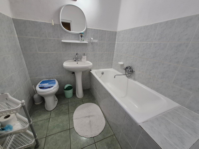 Bathroom 5, Tornacos haz, Gyöngyös