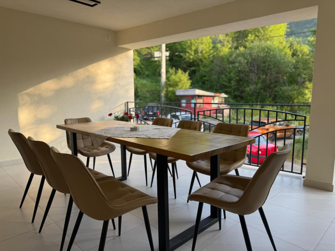 Food & Drinks 3, Conacul Pestera Ursilor, Pietroasa