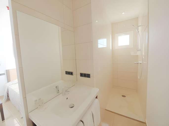 Bathroom 4, Saulo Beach Hotel, Baleares