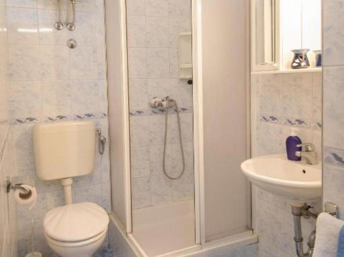 Bathroom, Holiday House Ritosa, for max 8 persons beach area, Poreč