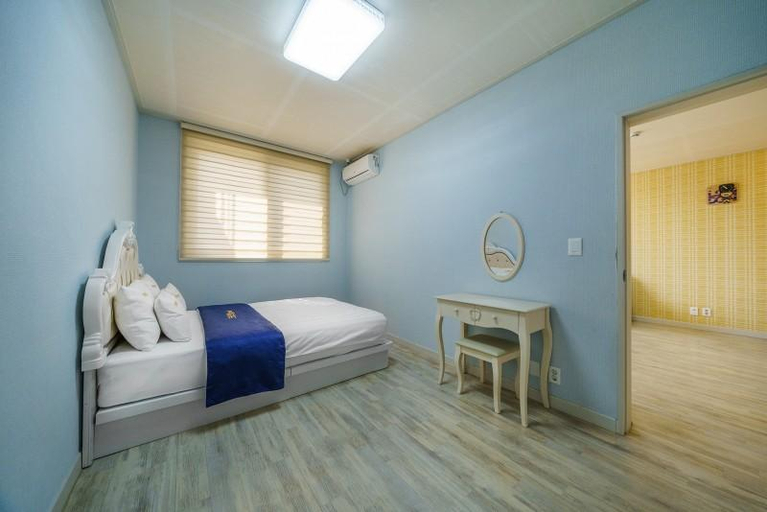 Bedroom 2, Buan Mohang Crystal Pension, Buan