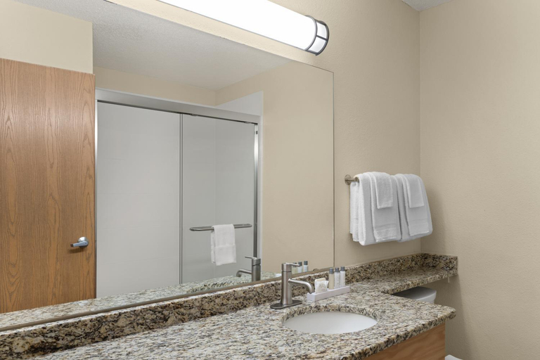 Bathroom 4, Country Inn Two Harbors, Lake