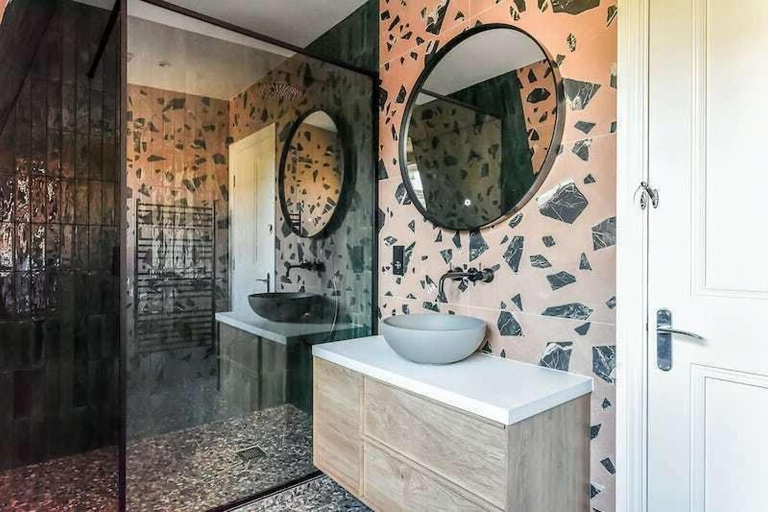 Bathroom 2, Distinguished Guests, London
