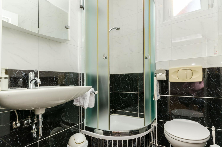 Bathroom 3, Apartments Mrvelj, Jelsa