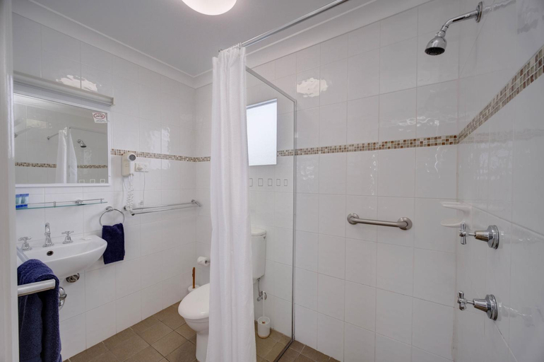 Bathroom 3, Bali Hi Motel, Great Lakes