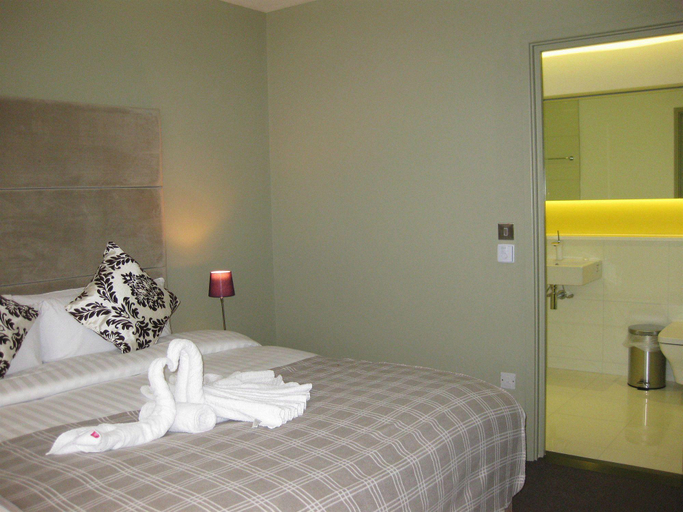 Bedroom 2, Axiom Park Hotel, London