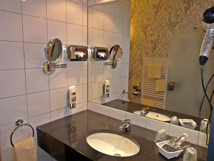 Bathroom 5, Hotel Sittardsberg, Duisburg