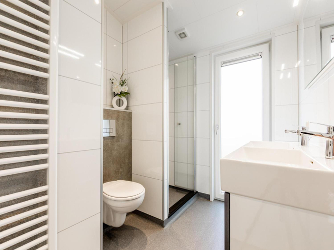 Bathroom 3, Cozy Garden Home w Fireplace, Margraten