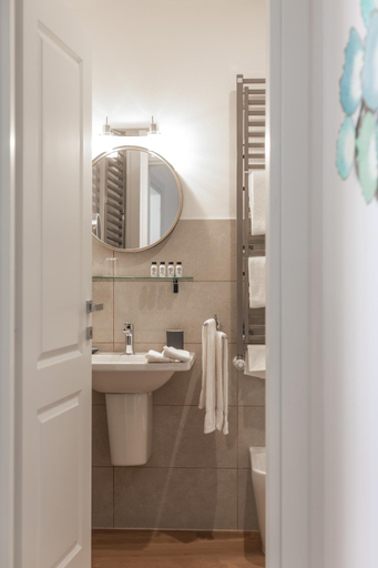 Bathroom, Vis a Vis Apartments, Trieste