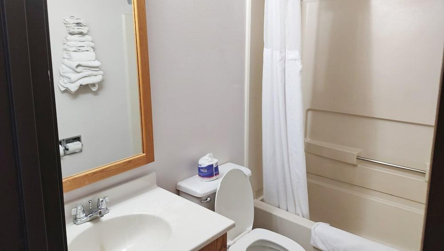 Bathroom 3, Americas Best Value Inn, Gogebic