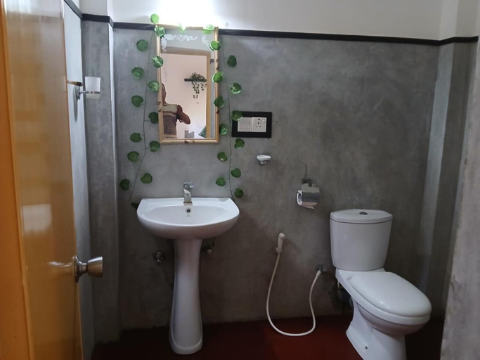 Bathroom 2, Sigiri Holiday Villa, Dambulla
