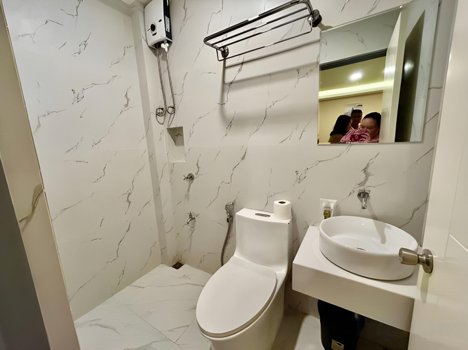 Bathroom 5, RedDoorz Plus @Seventy Five Inn, Parañaque