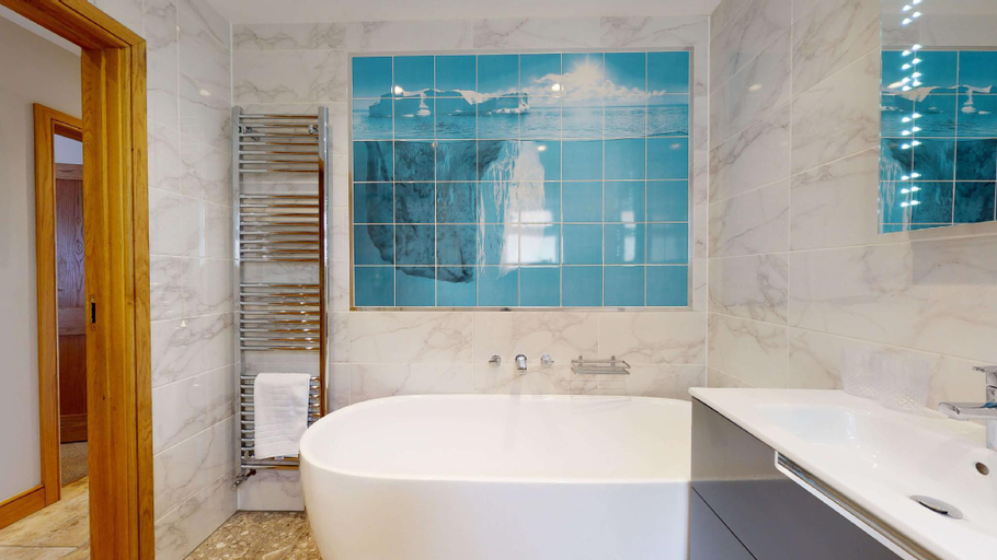 Bathroom 4, Beautiful Meadow View, Oxfordshire
