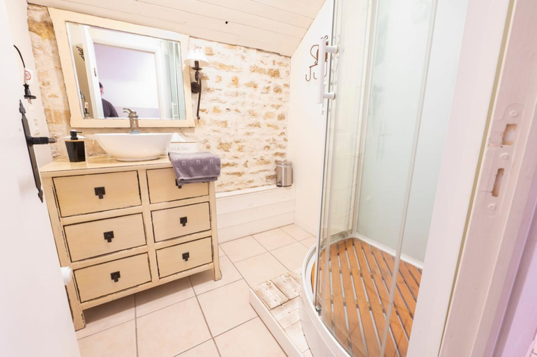 Bathroom 3, L’entre deux vignes, Charente-Maritime