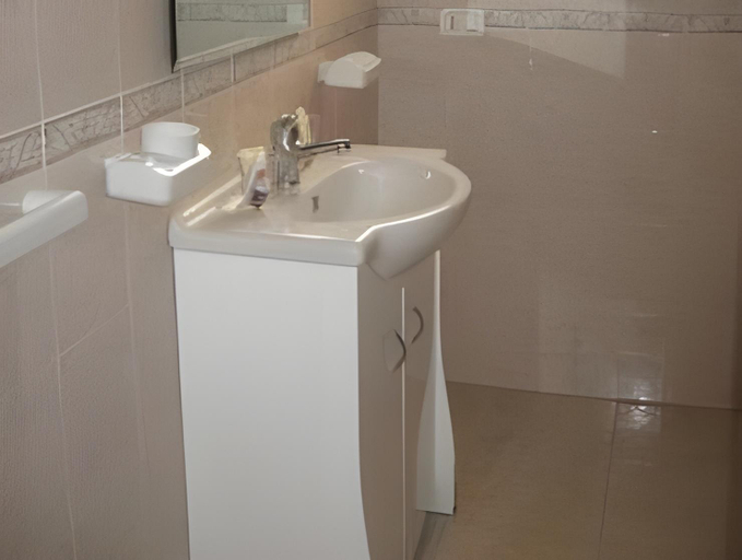 Bathroom 2, Residence Maresol, Foggia