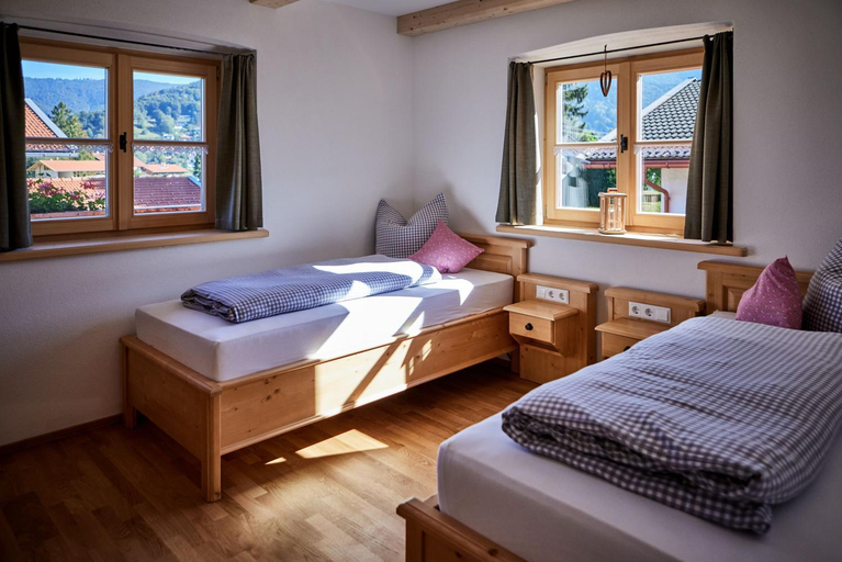 Bedroom 2, Ferienwohnungen Bergbleamal, Miesbach