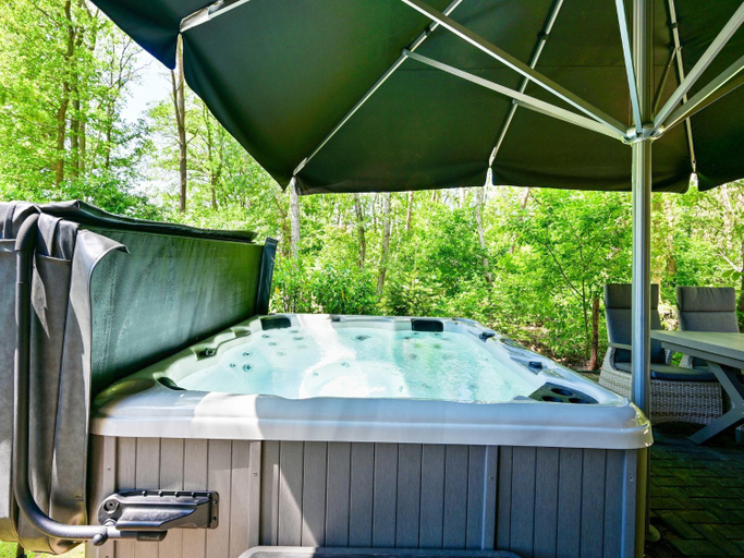 Sport & Beauty 2, House in Reutum with Jacuzzi Forest View, Tubbergen