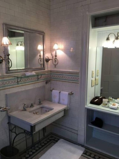 Bathroom 4, Burke Mansion, Bibb