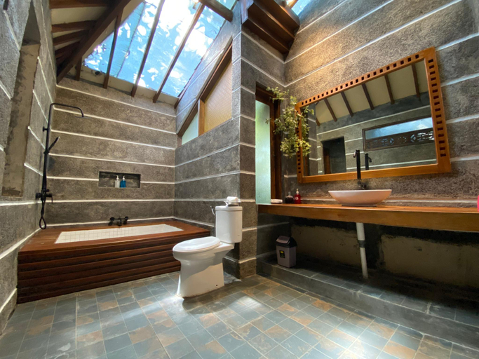 Bathroom 4, Sapulidi Cafe, Gallery & Resort, Bandung